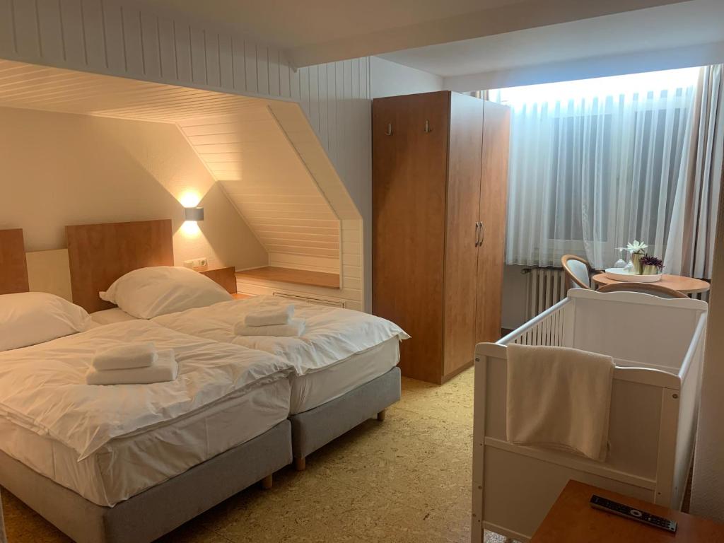 奥彭海姆Hotel Gold´ne Krone的一间卧室,卧室内配有一张大床