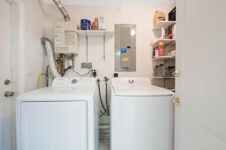 劳德代尔堡Home Wcoffee Station By Pmi Unit Ew的洗衣房配有洗衣机和烘干机
