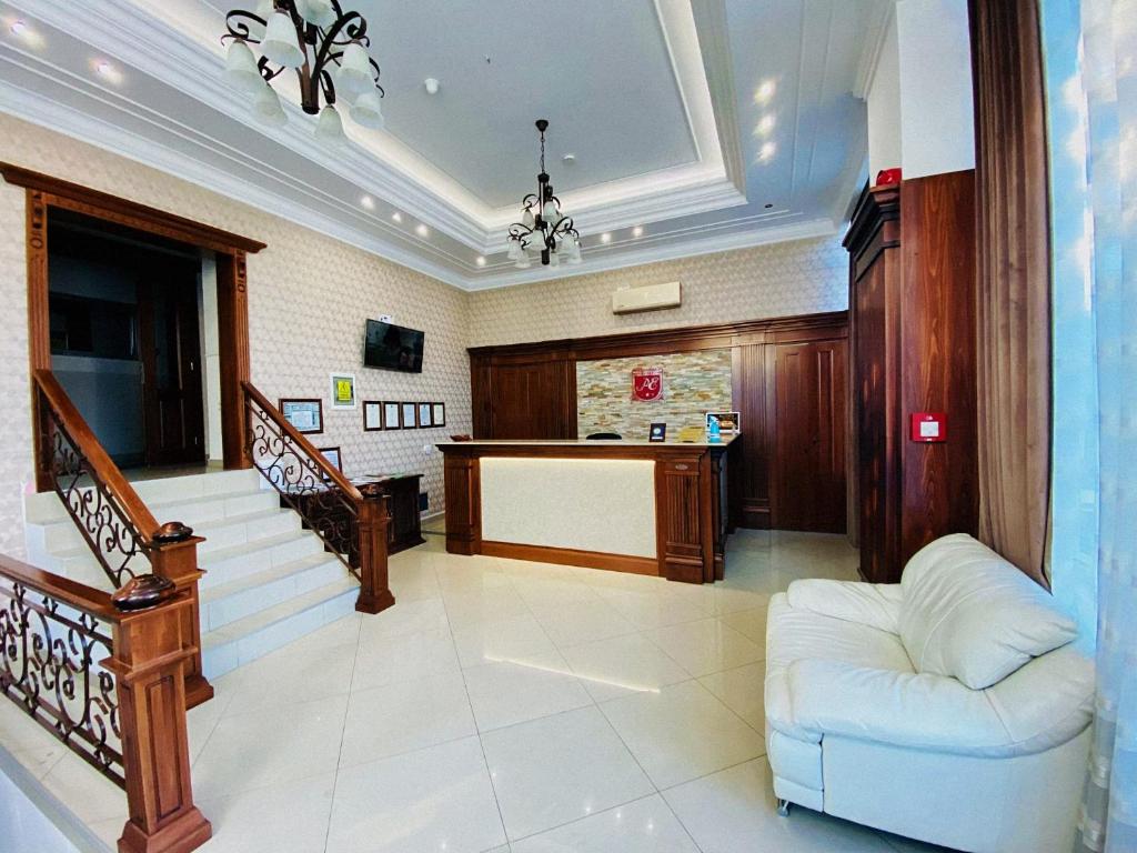 蒂米什瓦拉Pensiunea Elisei的客厅配有白色沙发和楼梯。