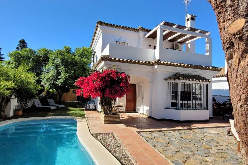 奇克拉纳－德拉弗龙特拉Chalet con piscina a 300 m del mar的一座带游泳池和房子的别墅