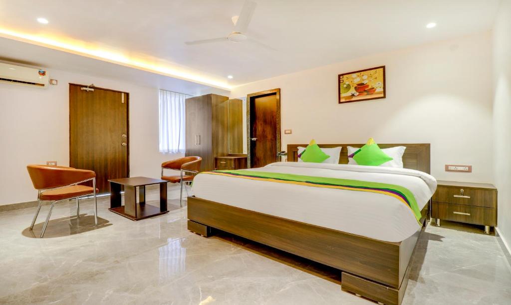 维沙卡帕特南Treebo Trend Siesta Muralinagar的酒店客房设有一张大床和一张书桌。