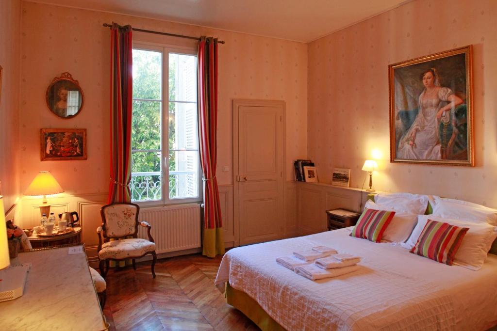昂热马蒂尔德尚布尔酒店的一间卧室设有一张床和一个大窗户