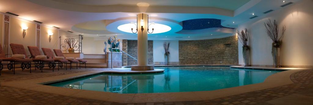 梅扎纳金杰山活跃酒店的一座带椅子和天花板的酒店游泳池