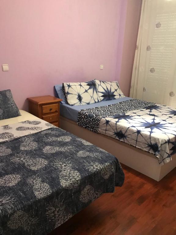 马德里Chalé Barajas Escala的一间卧室设有两张床,铺有木地板
