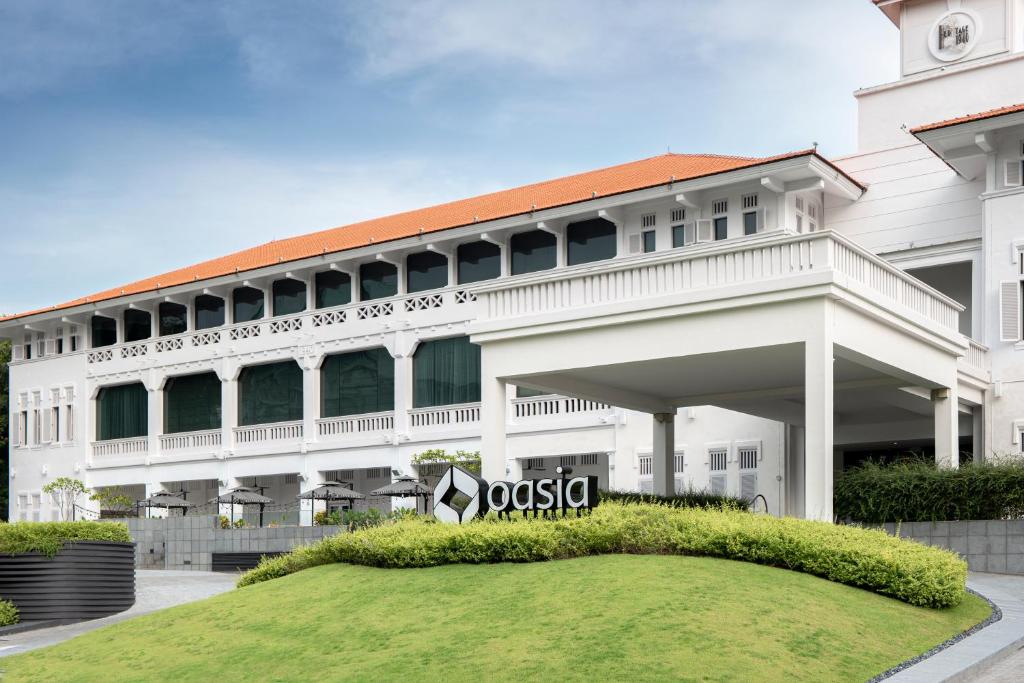 新加坡Oasia Resort Sentosa by Far East Hospitality的前面有标志的大型白色建筑