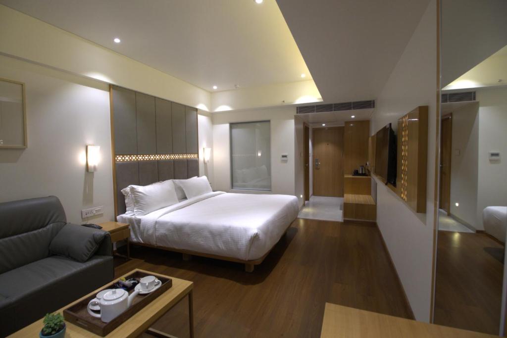 博帕尔Safal Retreat的酒店客房,配有床和沙发