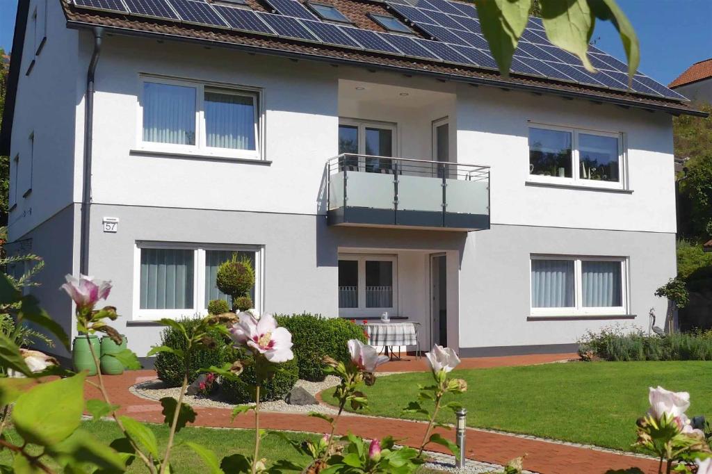 萨勒河畔巴特诺伊施塔特Ferienwohnung AusZeit的屋顶上设有太阳能电池板的房子