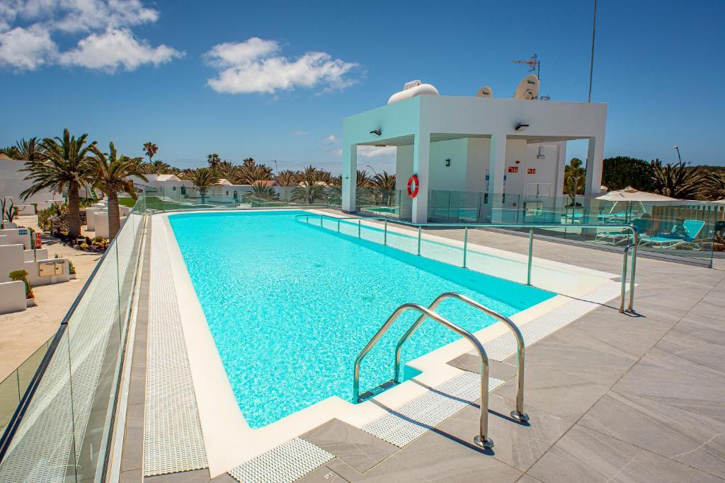 科斯塔卡玛Hotel Taimar的度假村内的大型游泳池