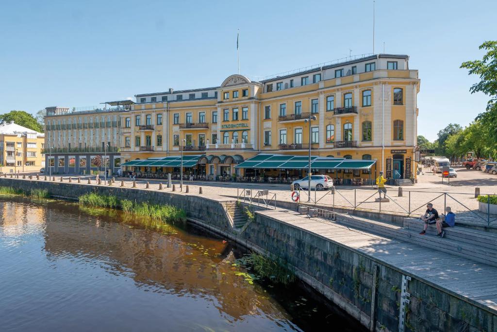 卡尔斯塔德Elite Stadshotellet Karlstad, Hotel & Spa的一座桥旁的建筑物