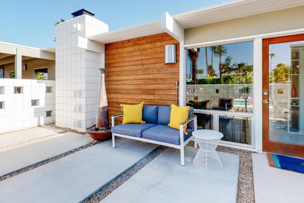 棕榈泉Serenity in Sunmor Permit# 4761的一个带蓝色沙发和黄色枕头的门廊