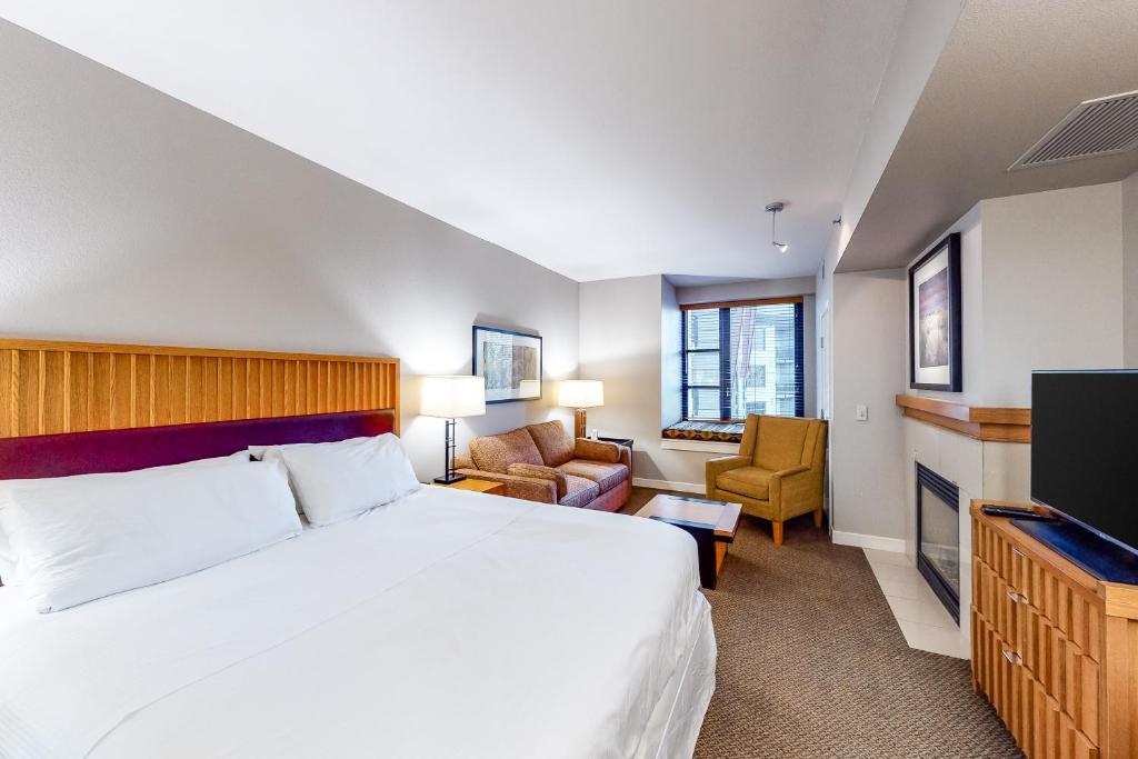 马姆莫斯湖Westin 617的一间酒店客房,配有一张床和一台电视