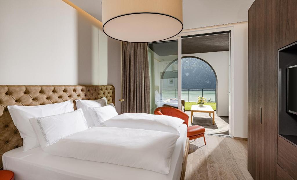 波尔莱扎ARIA Retreat & SPA - The Leading Hotels of the World, located within Parco San Marco Resort的一间卧室配有带白色枕头的床