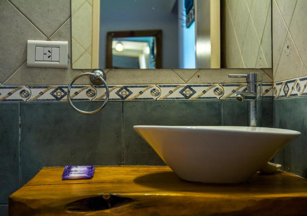 本塔纳山村Casas Serranas Margaritas的木台上带碗水槽的浴室