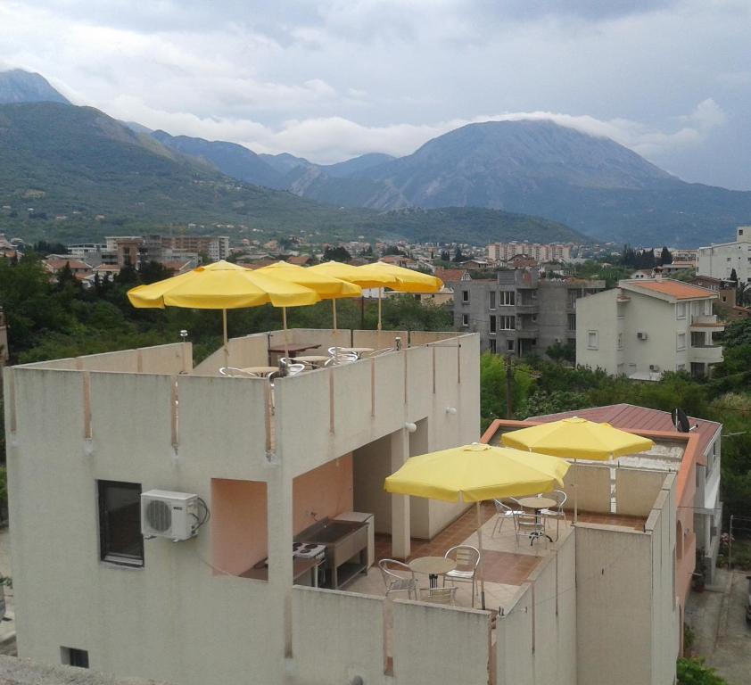 巴尔博雅尼克公寓酒店的建筑物顶上的一组黄色雨伞