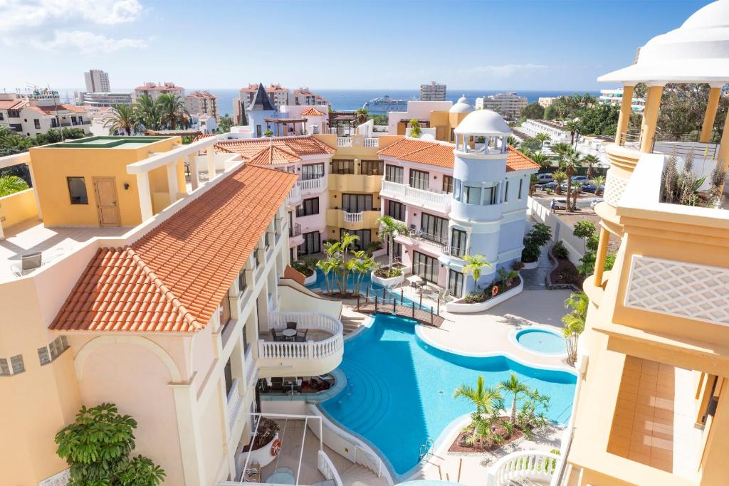 洛斯克里斯蒂亚诺斯Atlas Suites Tenerife by EnjoyaHome的享有带游泳池的建筑的空中景致