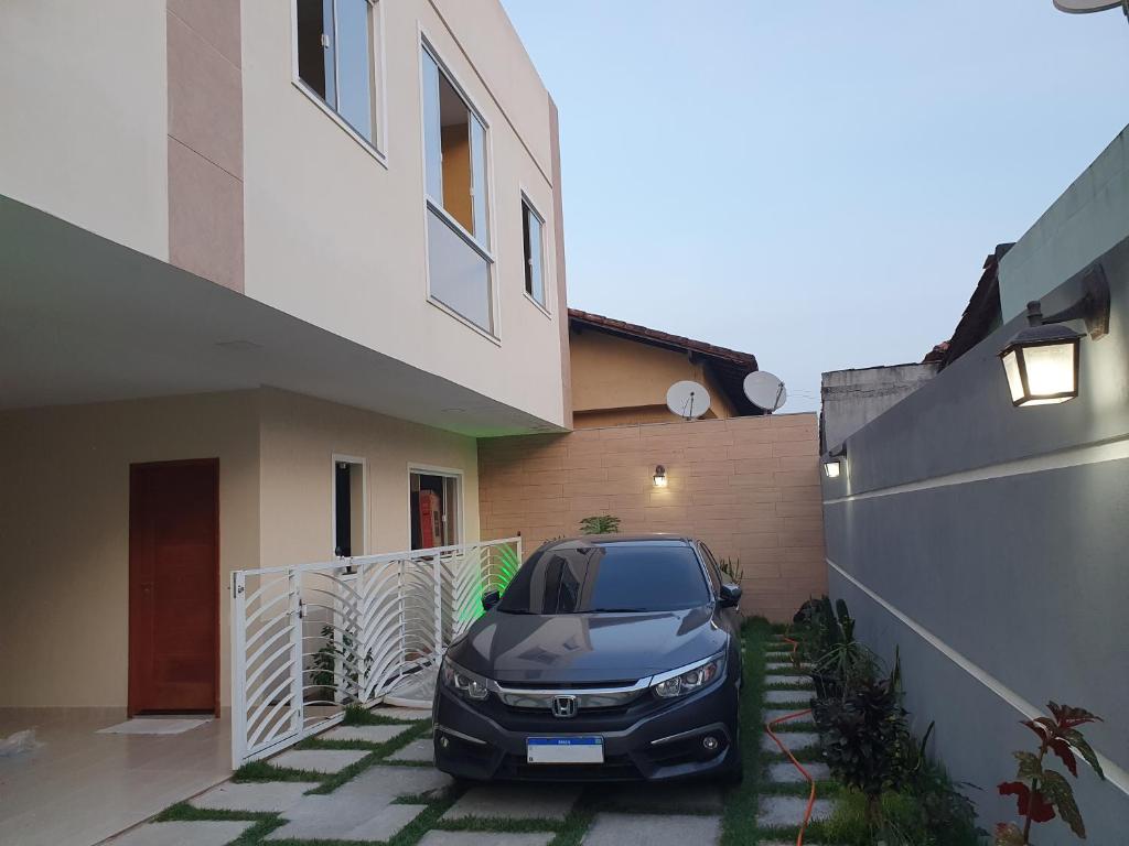 伊利利Casa Duplex Nova em Iriri的停在房子车道上的汽车