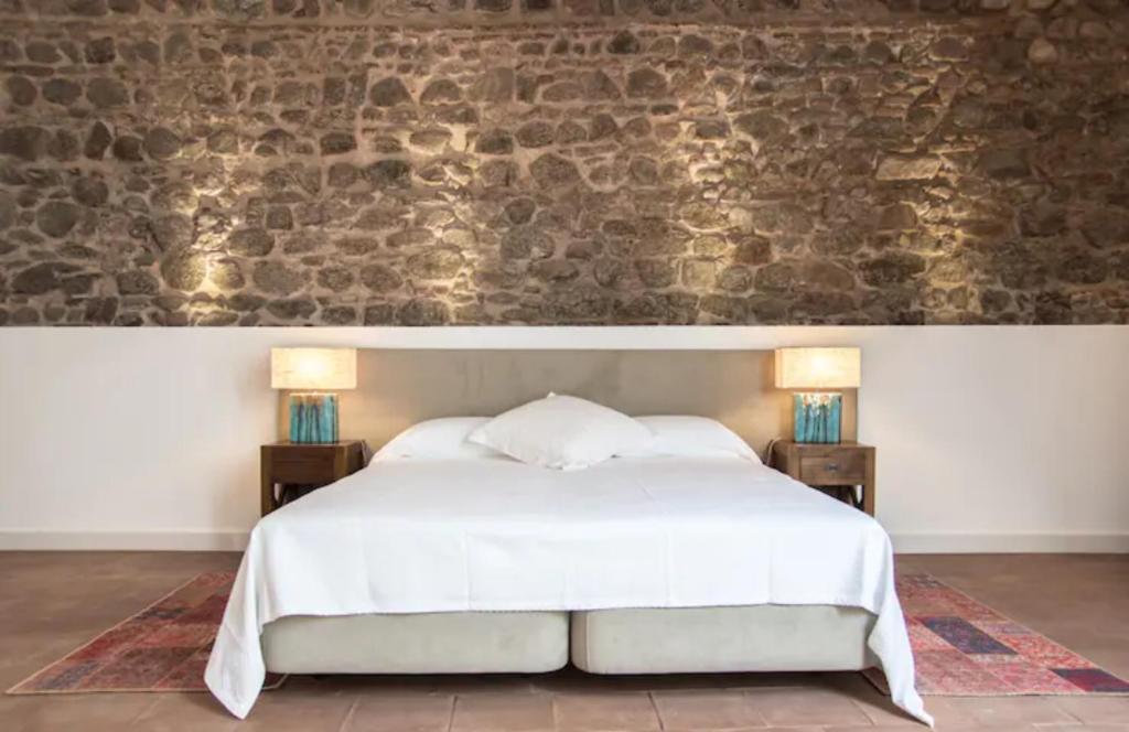 贝雅Casa do Sembrano的一间卧室配有一张带2个床头柜的大型白色床