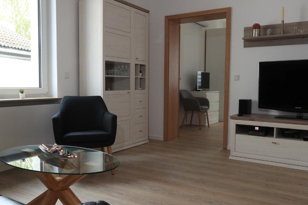 波鸿Modern Home Check-in & chill down auf 65 qm²的客厅配有黑椅和电视