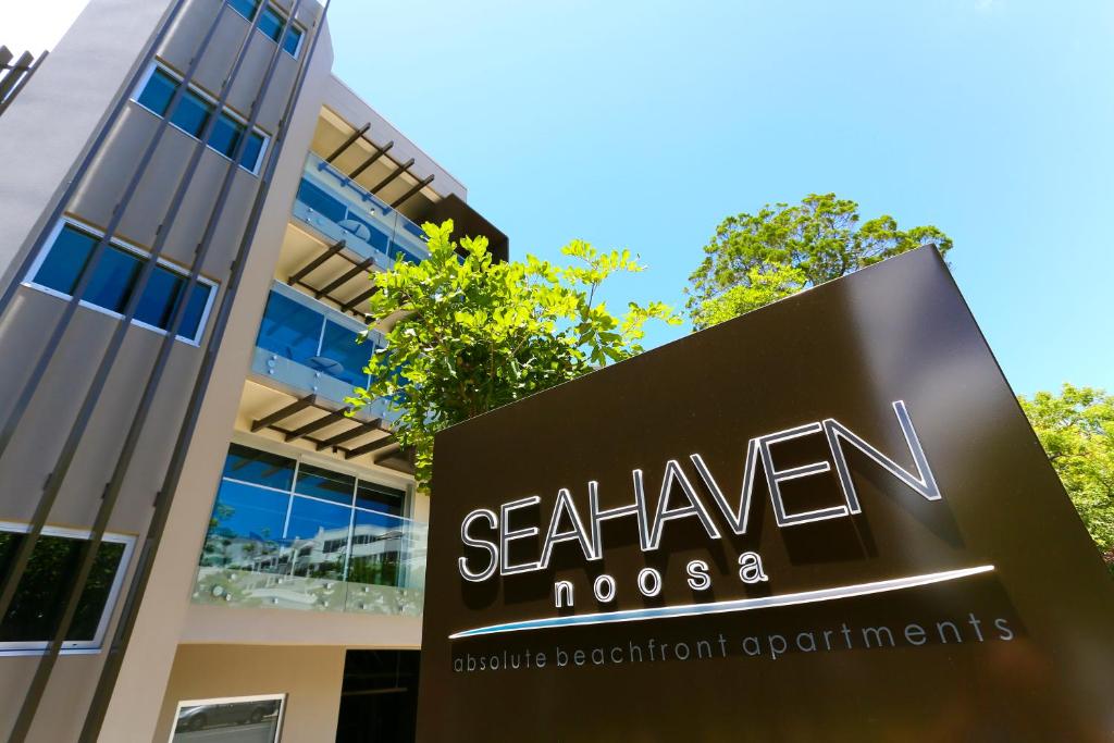 努萨角Seahaven Noosa Beachfront Resort的建筑前的标志