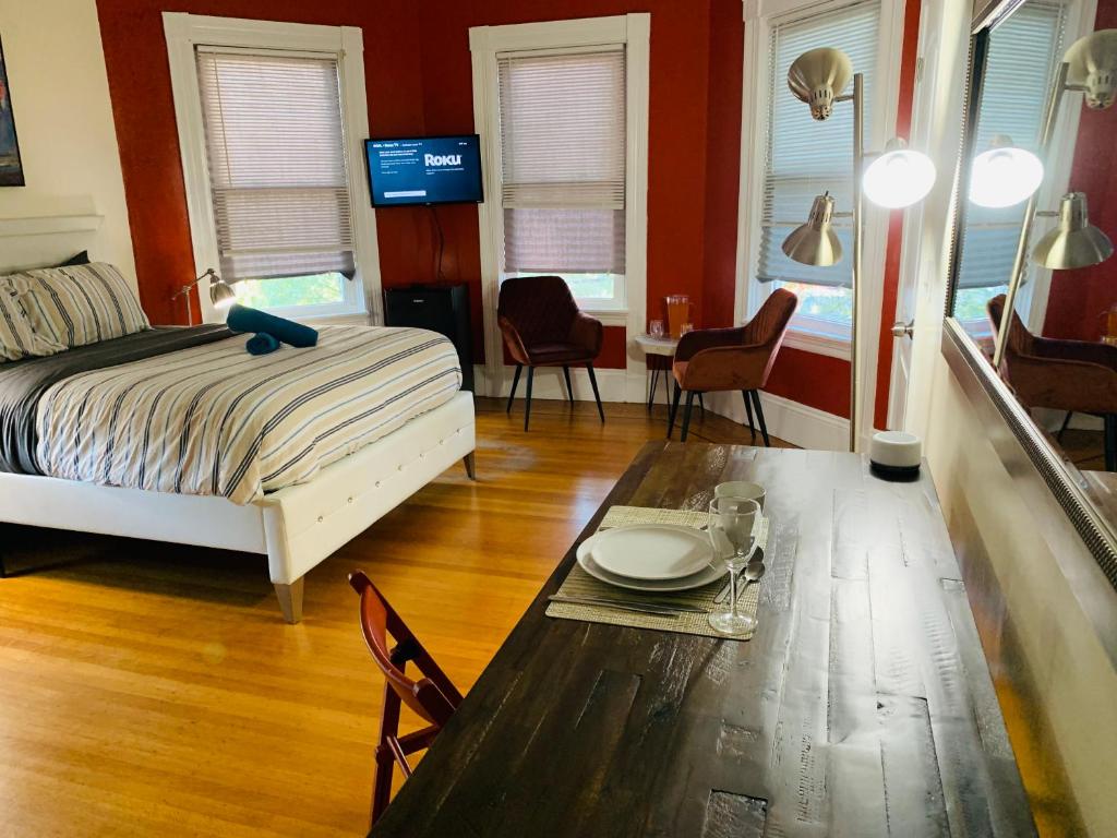 普罗维登斯shared house in Federal Hill的一间卧室配有一张床和一张桌子,上面有盘子