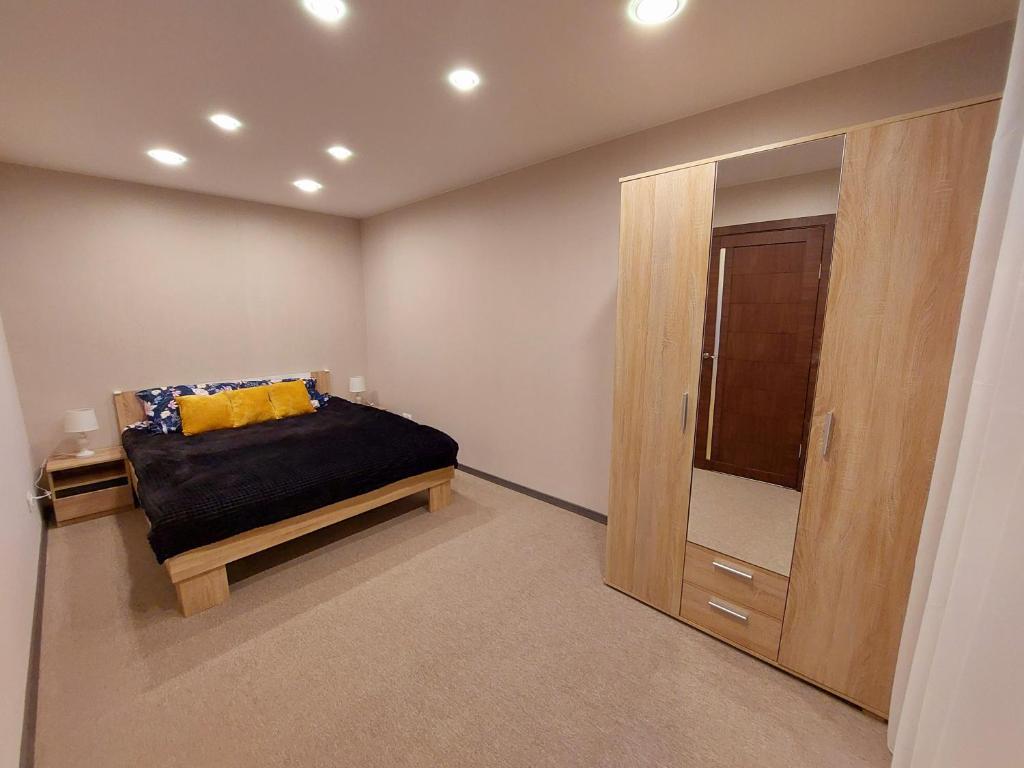 古尔贝内M14 Apartment的一间卧室配有一张床和一个木制橱柜