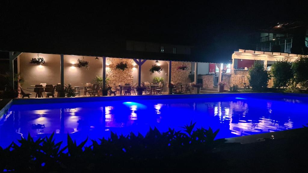 奥尔绍瓦Casa Wanted Orsova的夜晚的游泳池,灯光蓝色
