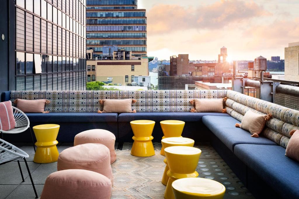 纽约Selina Chelsea的屋顶庭院配有沙发和椅子