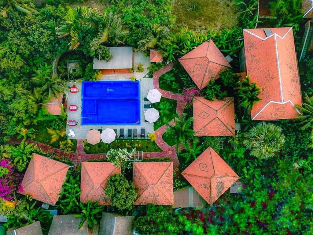 马德望金歌厅绿色酒店的享有花园的顶部景致,设有游泳池