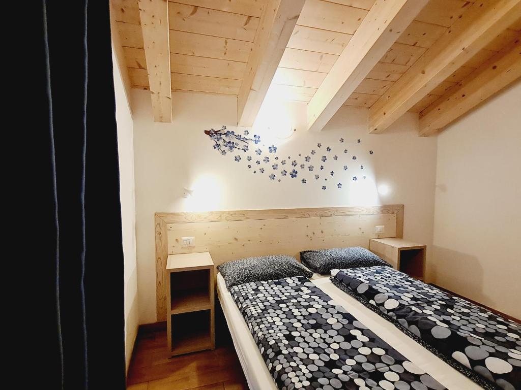 瓦尔迪登特罗Chalet Selva的一间卧室设有两张床,墙上拥有星星。