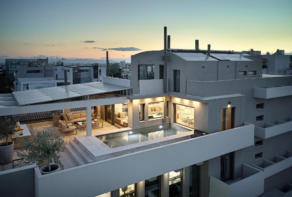 雅典格里法达艾莱亚豪华公寓的享有带游泳池的建筑的空中景致