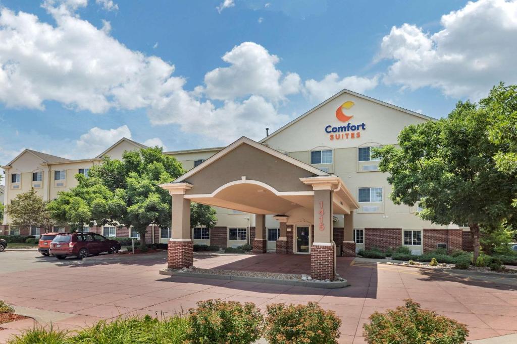 柯林斯堡Comfort Suites Fort Collins Near University的享有酒店正面景色,冬季有卡罗琳娜州