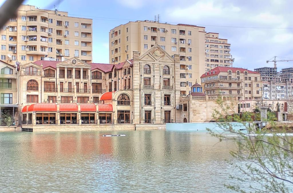 巴库Lake Palace Baku的一座有建筑物和水体的城市