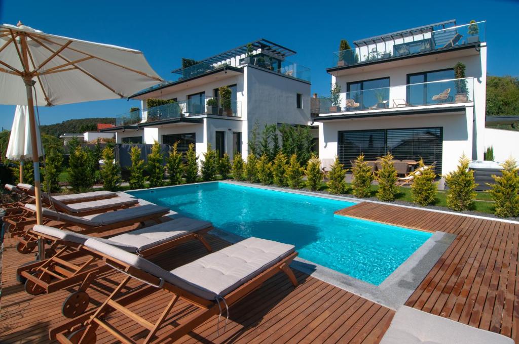 巴拉顿诺尔马迪Skyline Resort的一座带游泳池和房子的别墅