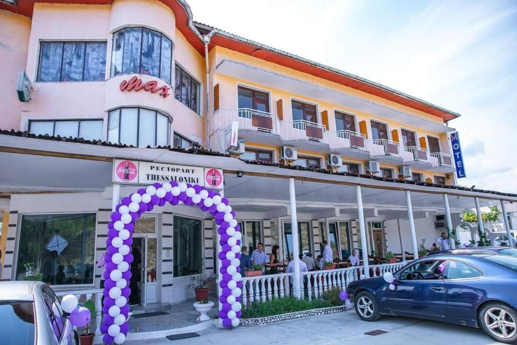 桑丹斯基Motel Thessaloniki的前面有紫色拱门的建筑