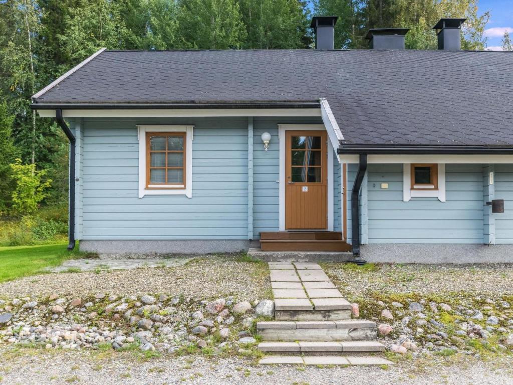 拉赫登佩拉Holiday Home Yläperho 2 by Interhome的一间蓝色的小房子,设有棕色的门