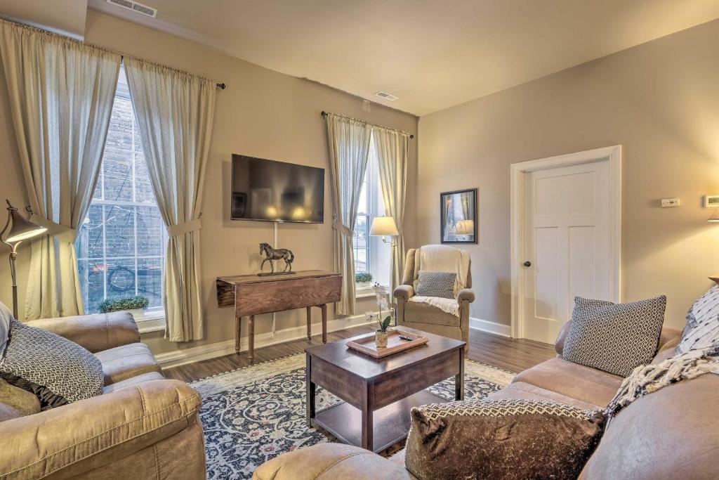 乔治城Quaint Apartment in Historic Georgetown!的客厅配有两张沙发和一张桌子