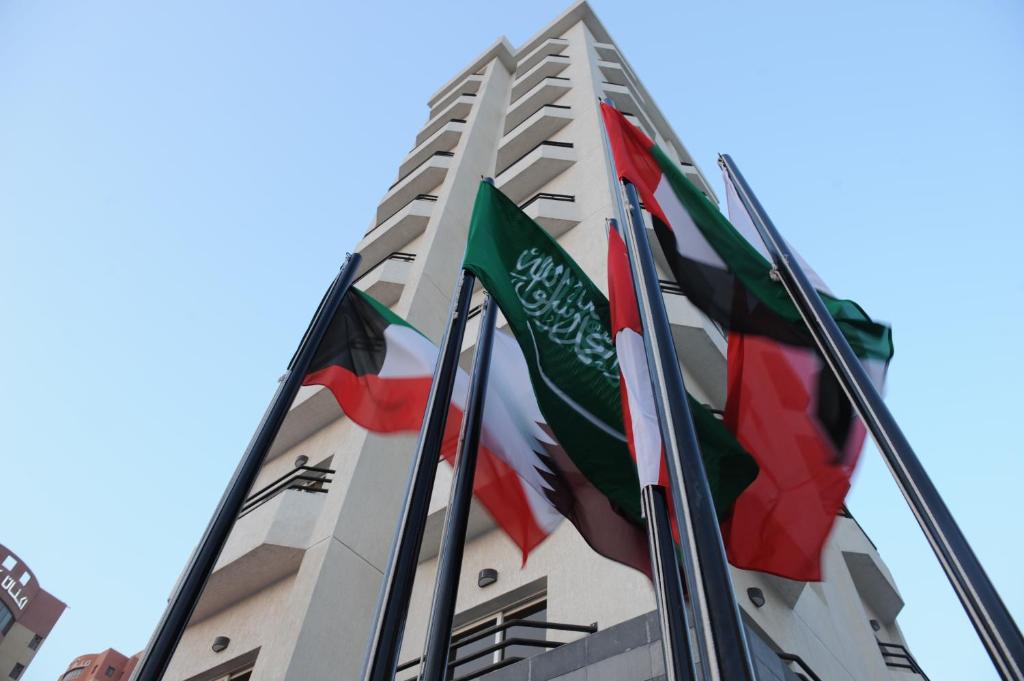 科威特莎米亚之家酒店的一群旗帜在建筑物前飘扬