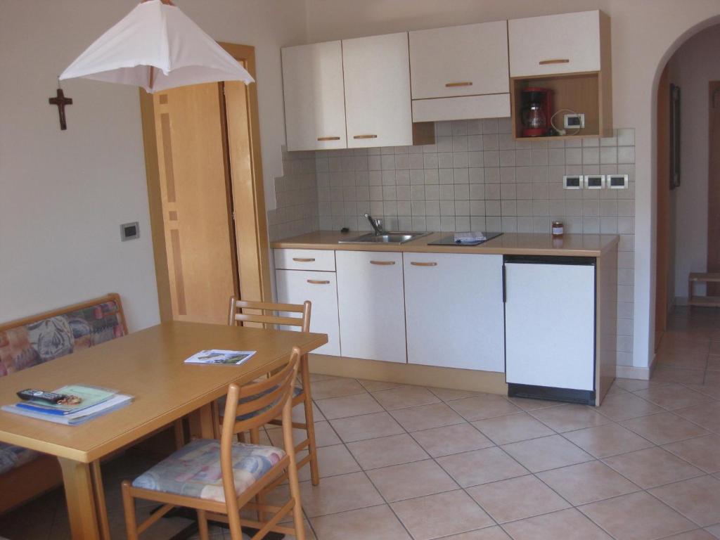拉布拉Ferienwohnung im Haus Texel IV的厨房配有木桌和桌椅