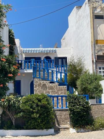 马克里亚罗斯Marena 1的蓝色的建筑,前面有楼梯