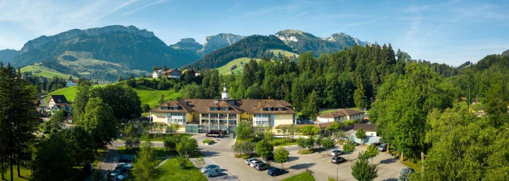 韦斯巴德霍夫魏斯巴特酒店的享有度假胜地的空中景致,以山脉为背景