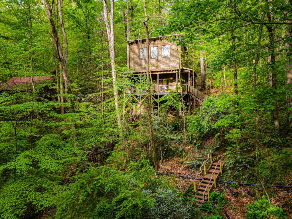 海伦The TreeHouse - Rocking Chair Deck with Hot Tub below, Walking Distance to Downtown Helen, Sleeps 5的森林中的一个树屋