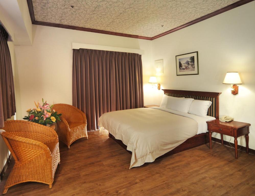 恒春古城垦丁假期渡假饭店的配有一张床和一把椅子的酒店客房