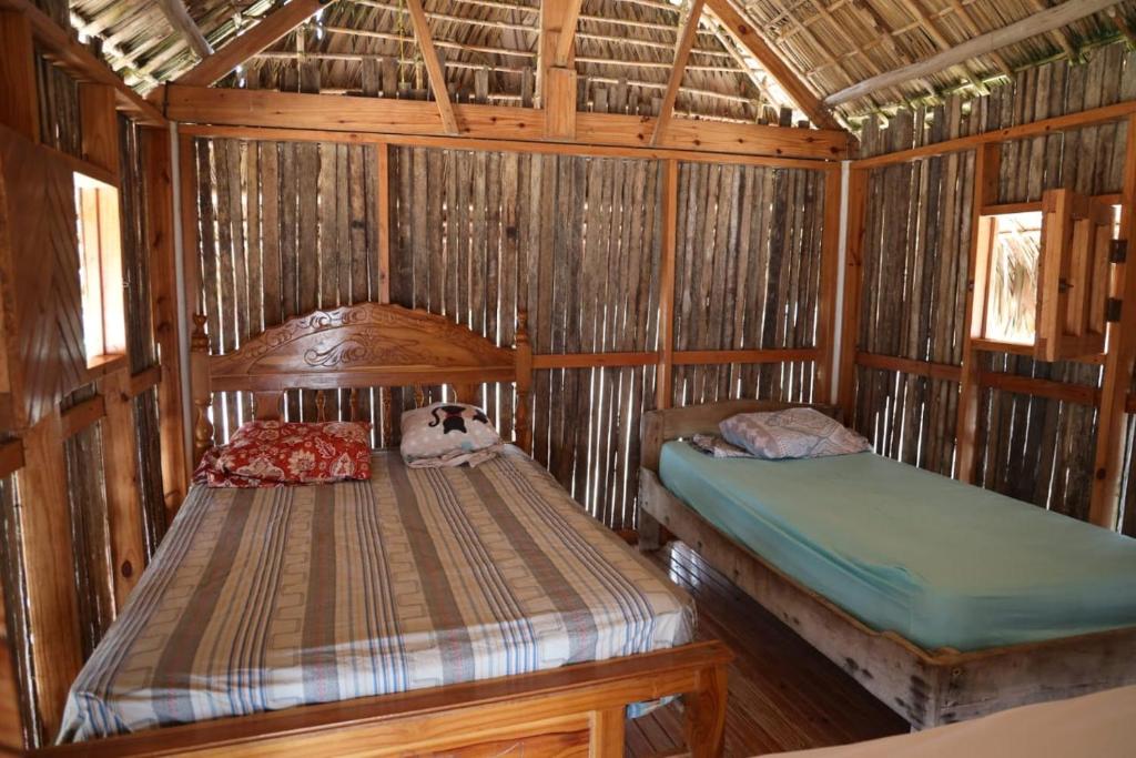 AiligandíCabañas Tubasenika的竹屋中一间带两张床的卧室