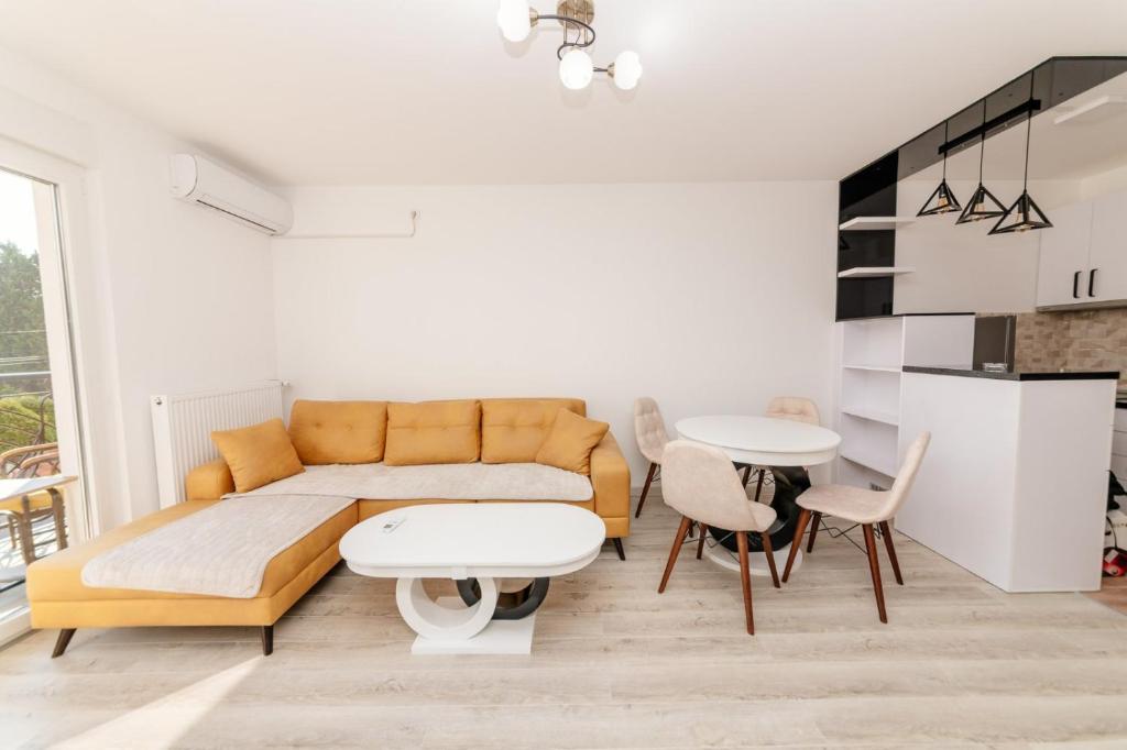 巴尼亚科维利亚查Apartman Jovana Banja Koviljaca的客厅配有沙发和桌椅