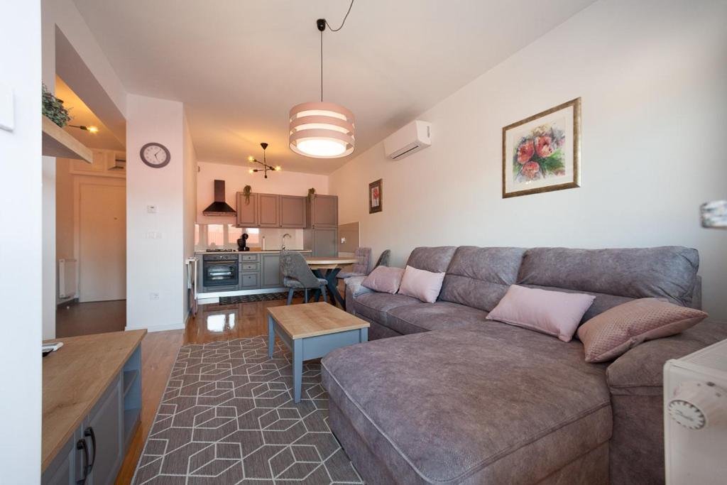 奥西耶克Apartman Pepper的客厅配有沙发和桌子