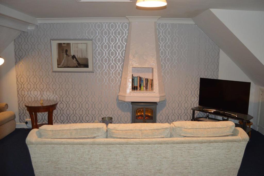 邓弗姆林Holiday Apartment Dunfermline的带沙发和壁炉的客厅