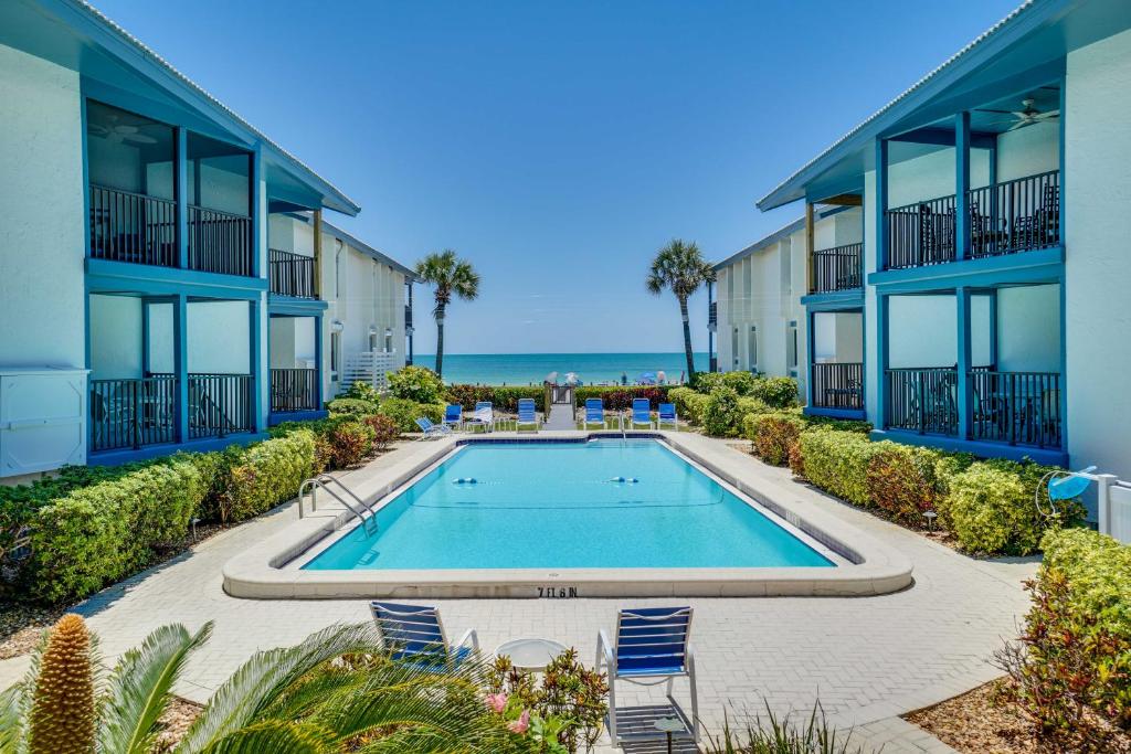 霍姆斯海滩Sunset Connection - Gulf Place的一座建筑的庭院中的游泳池