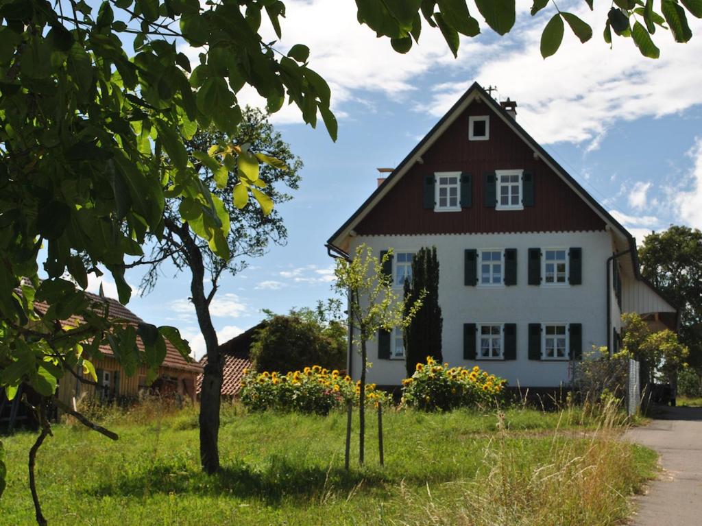 NeuweilerFerienhaus Nordschwarzwald的一座大型白色房屋,设有红色屋顶