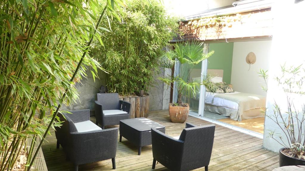 昂热Les Suites Angevines的庭院配有桌椅和一些植物