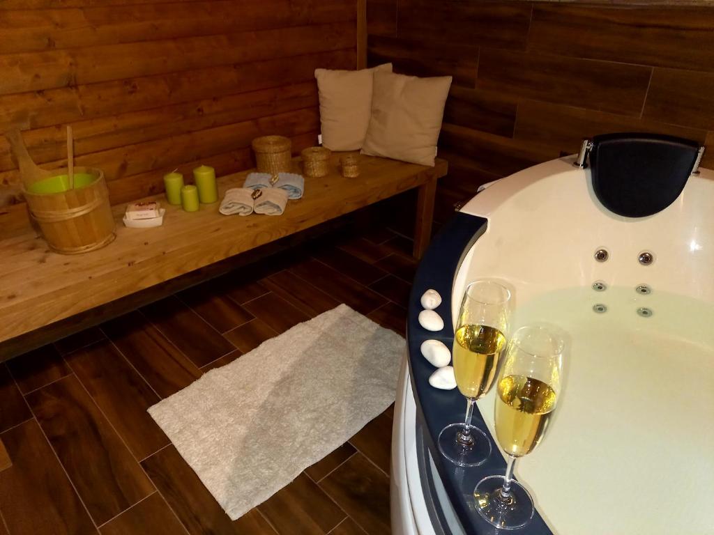 弗济内Apartman Nada的浴室提供2杯葡萄酒和浴缸。
